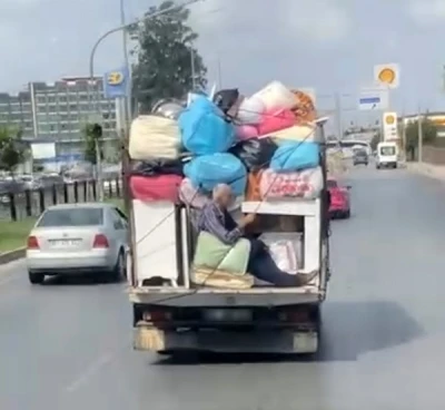 Biri kendini kamyonette iple bağladı, diğeri kamyonette hamak keyfi yaptı
