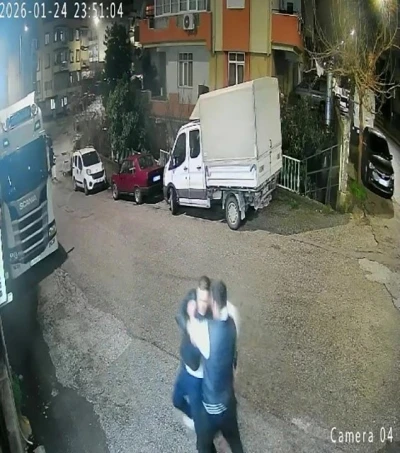 Birlikte alkol alırken tartıştığı arkadaşını ayrıldıktan sonra &ccedil;ağırıp bı&ccedil;akla ağır yaraladı
