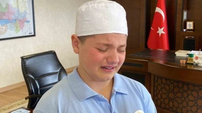 Birlikte hafız olduğu annesine g&ouml;zyaşlarıyla teşekk&uuml;r etti

