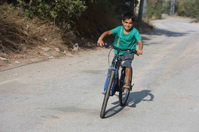Bisiklet alma hayaliyle su satan 9 yaşındaki çocuk, hayırseverlerin hediye ettiği bisikletiyle ilk pedalını çevirdi

