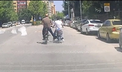 Bisiklet ile motosikleti ayağı ile iterek ilerletti
