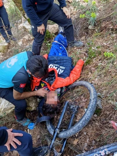 Bisiklet s&uuml;r&uuml;c&uuml;s&uuml; 10 metrelik şarampole yuvarlandı
