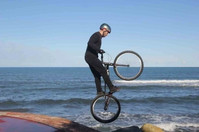 Bisiklet tutkunu gençten nefes kesen gösteri: Sahil kayalıkları parkuru oldu
