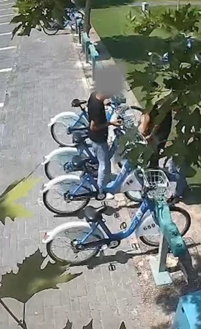 Bisiklet vandalları kamerada
