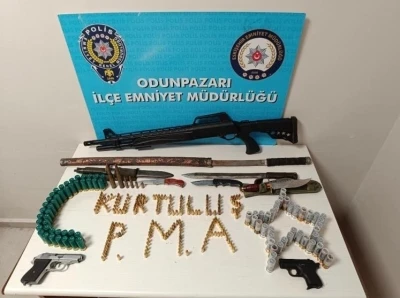 Bisikletle &ccedil;arptığı vatandaşı tehdit eden şahsın iş yerinden cephanelik &ccedil;ıktı
