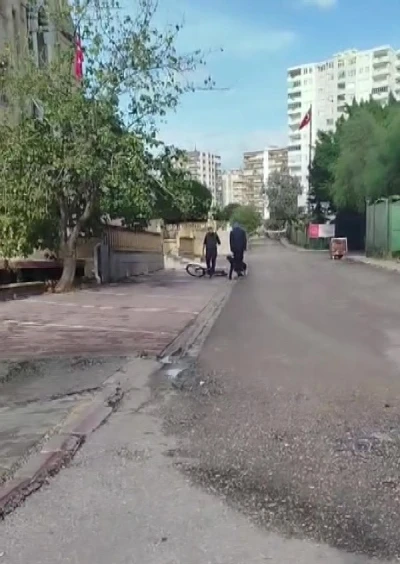 Bisikletli çocuğu darp etti
