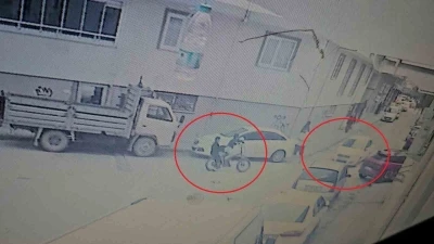Bisikletli &ccedil;ocuklar otomobille b&ouml;yle &ccedil;arpıştı, kaza anı kamerada
