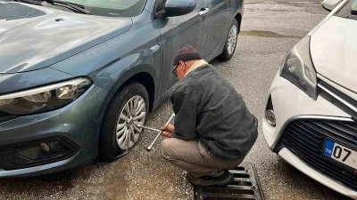 Bisikletli magandalar s&uuml;r&uuml;c&uuml;lerin kabusu oldu: Ara&ccedil;ların lastiklerini kesip tuvalete zarar verdiler
