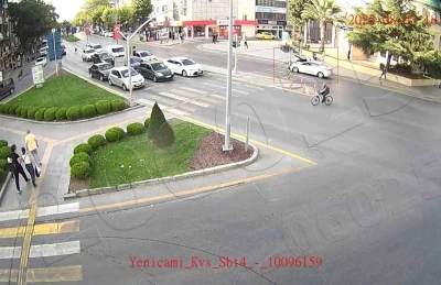 Bisikletliye yaya geçidinde otomobil çarptı: O anlar KGYS’ye yansıdı
