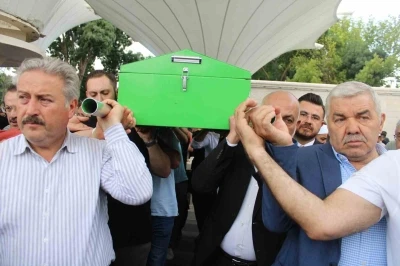 Bisikletten d&uuml;şerek hayatını kaybeden &ouml;zel kalem m&uuml;d&uuml;r&uuml; toprağa verildi

