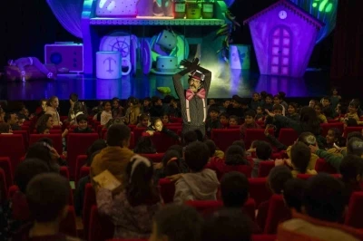 &lsquo;Bisk&uuml;vi Adam&rsquo; sahneye &ccedil;ıktı, minik seyirciler kahkahaya boğuldu
