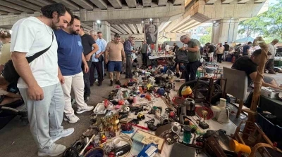 Bit pazarından aldıkları eskimiş eşyaları tamir ediyorlar
