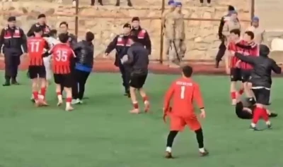 Bitiş d&uuml;d&uuml;ğ&uuml; ile birlikte yeşil saha ringe d&ouml;nd&uuml;
