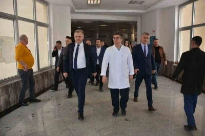 Bitlis İl Sağlık M&uuml;d&uuml;r&uuml; Ergene&rsquo;den hastanede tedavi g&ouml;ren yaralılara ziyaret
