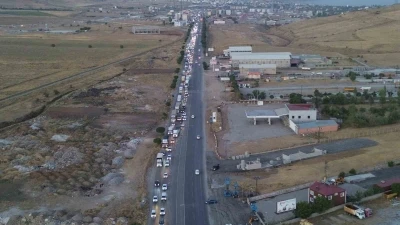 Bitlis-Tatvan kara yolunda kilometrelerce araç kuyruğu oluştu
