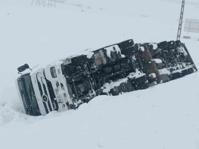 Bitlis-Tatvan yolunda maddi hasarlı tır kazası
