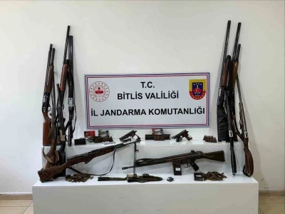 Bitlis&rsquo;te 20 adrese eş zamanlı baskın: &Ccedil;ok sayıda silah, m&uuml;himmat ele ge&ccedil;irildi
