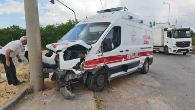 Bitlis&rsquo;te ambulans ile otomobil &ccedil;arpıştı: 10 yaralı
