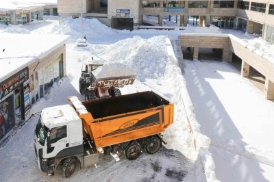Bitlis&rsquo;te biriken karlar kamyonlarla taşınıyor
