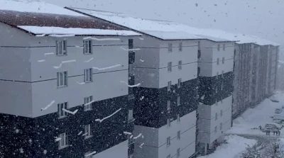 Bitlis&rsquo;te &ccedil;atıdan caddeye d&uuml;şen kar k&uuml;tleleri g&ouml;rsel ş&ouml;len sundu
