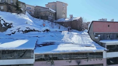 Bitlis&rsquo;te &ccedil;atılarda tehlikeli kar temizliği
