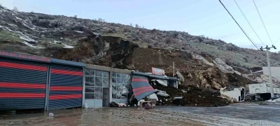 Bitlis&rsquo;te heyelan: Sanayi sitesindeki d&uuml;kkan toprak yığını altında kaldı
