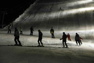 Bitlis&rsquo;te iftar sonrası kayak keyfi
