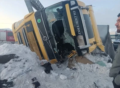 Bitlis&rsquo;te iki tır devrildi, 1 kişi yaralandı
