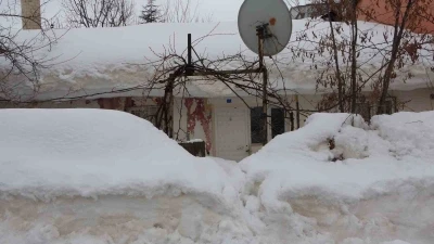 Bitlis&rsquo;te kar yığınları kardan kaleye d&ouml;n&uuml;şt&uuml;
