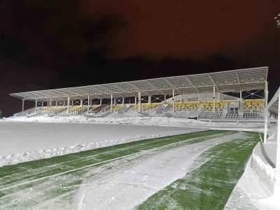 Bitlis&rsquo;te karla kaplı stat temizlendi
