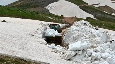 Bitlis&rsquo;te karla m&uuml;cadele s&uuml;r&uuml;yor
