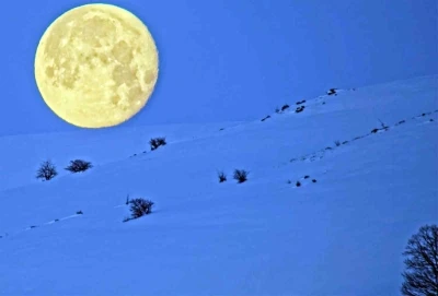 Bitlis&rsquo;te karlı dağlarla b&uuml;t&uuml;nleşen ay manzarası mest etti
