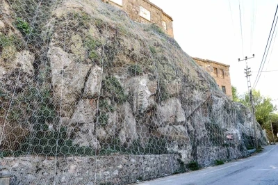 Bitlis’te kaya düşmelerine karşı çelik ağlı güvenlik önlemi
