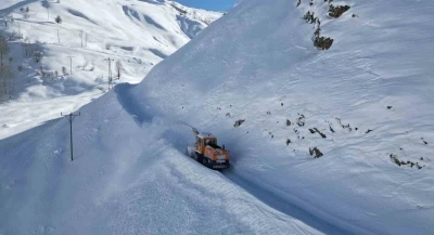 Bitlis&rsquo;te k&ouml;y yollarında 3 metreyi bulan karla m&uuml;cadele
