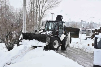 Bitlis&rsquo;te Nisan ortasında kar mesaisi devam ediyor
