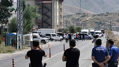 Bitlis&rsquo;te otob&uuml;s durağında ş&uuml;pheli paket alarmı
