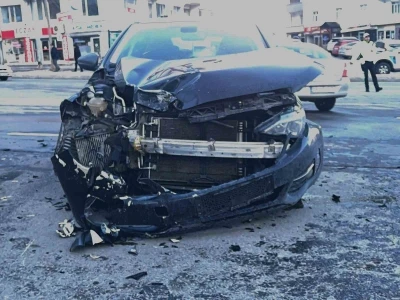 Bitlis&rsquo;te otomobil ile motosiklet kafa kafaya &ccedil;arpıştı: 1 yaralı
