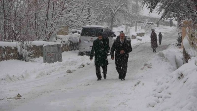 Bitlis&rsquo;te yağan kar 180 k&ouml;y yolunu ulaşıma kapattı
