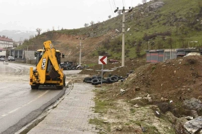 Bitlis&rsquo;te yağışlardan dolayı toprak kayması meydana geldi
