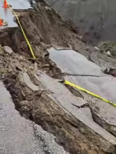 Bitlis&rsquo;te yağmur sonrası k&ouml;y yolunda &ccedil;&ouml;kme meydana geldi

