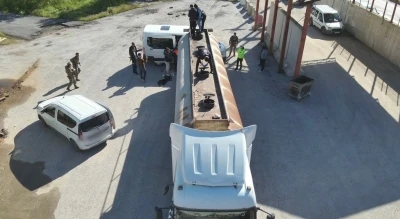 Bitlis&rsquo;te yakıt tankerinin i&ccedil;inde 30 ka&ccedil;ak g&ouml;&ccedil;men yakalandı
