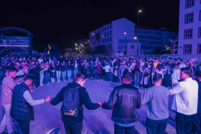 Bitlis’teki &quot;Bir Anadolu Şenliği&quot; türkülerle başladı
