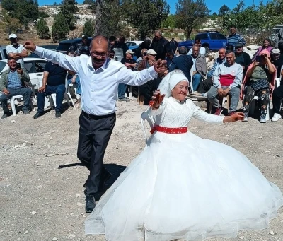 Bitmeyen aşk: 4 çocuklu 9 torunlu çift, 40 yıl sonra düğün yaptı
