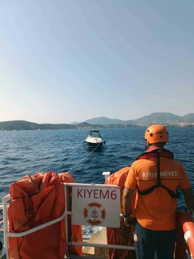 Bodrum açıklarında arızalanan ve sürüklenen tekne kurtarıldı
