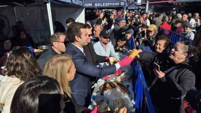 Bodrum&rsquo;da 3 ton hamsi pişirilerek dağıtıldı
