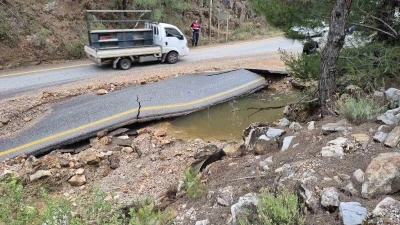 Bodrum&rsquo;da ana isale hattı patladı, yol dereye d&ouml;nd&uuml;
