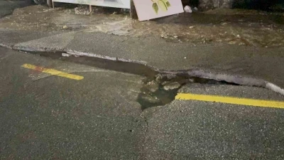 Bodrum&rsquo;da ana su hattı patladı, yol &ccedil;&ouml;kt&uuml;
