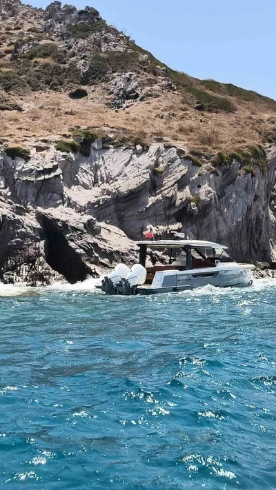 Bodrum’da arıza yapan tekne Çatal Adası’na oturdu, 3 kişi kurtarıldı
