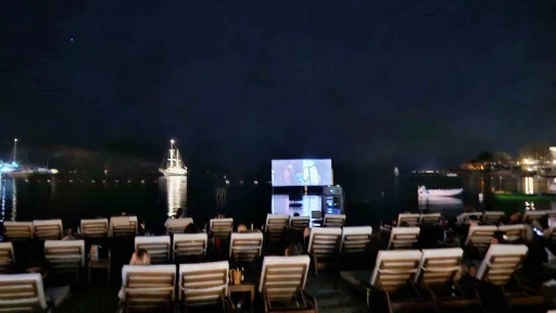 Bodrum&rsquo;da deniz &uuml;st&uuml;nde sinema keyfi
