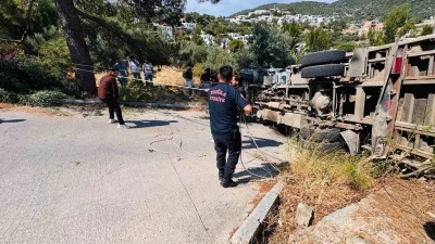 Bodrum&rsquo;da devrilen kamyonda sıkışan 3 kişi kurtarıldı
